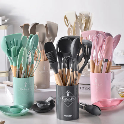 Titolo:
Set di 12 Utensili da Cucina in Silicone Antiaderenti con Manico in Legno