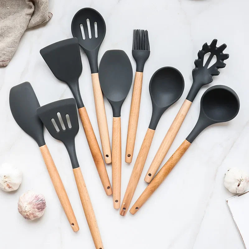 Titolo:
Set di 12 Utensili da Cucina in Silicone Antiaderenti con Manico in Legno