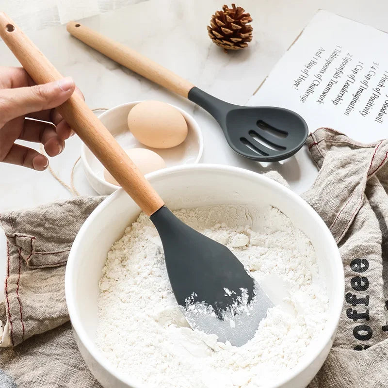 Titolo:
Set di 12 Utensili da Cucina in Silicone Antiaderenti con Manico in Legno